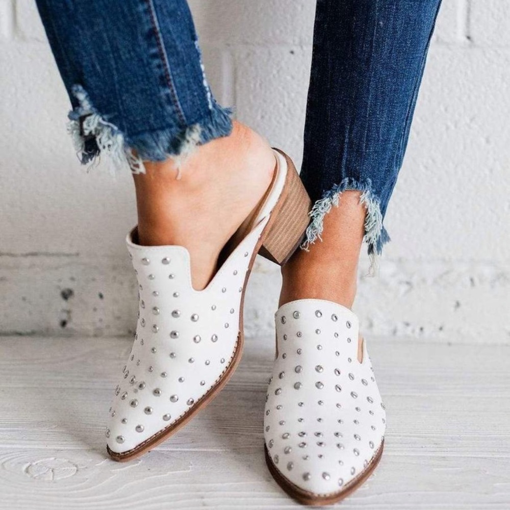 🍁Hope’s white studded mules!😍🍁